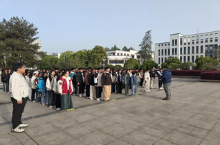 化学化工学院开展“升国旗、唱国...