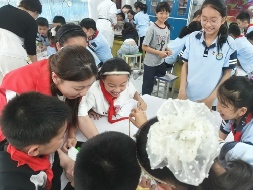 科学实验进校园——化学化工学院...